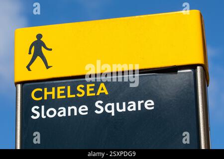 Nahaufnahme eines Wegweisers am Sloane Square, London, Großbritannien. Stockfoto