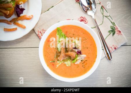 Dicke und cremige Cremesuppe von Forelle auf einem Teller. Stockfoto