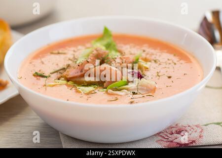 Zubereitetes Fischsuppenpüree. Rote Fischsuppe Püree, diätetisch. Auf einem hellen Holztisch. Stockfoto