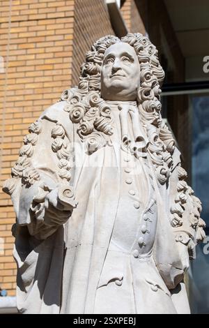 London, Großbritannien - 14. März 2023: Statue von Sir Hans Sloane auf dem Duke of York Square, direkt an der Kings Road in Chelsea, London, Großbritannien. Stockfoto