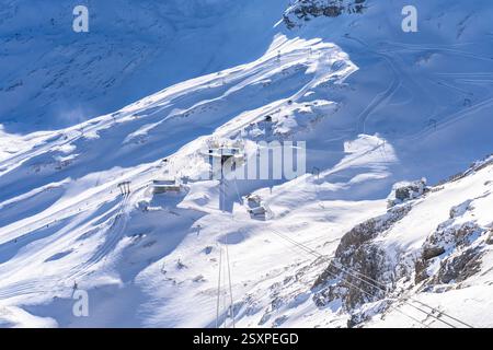 Bergbahnstation Zugspitzplatt, Restaurant und Skipisten von der Spitze des Zugspitzgipfels an einem sonnigen Wintertag, Garmisch-Partenkirche Stockfoto