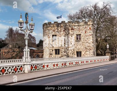 Das Bild zeigt das mittelalterliche Torhaus des Lendal Tower aus dem 16. Jahrhundert, das Teil der Stadtbefestigung am Ostufer des Flusses Ouse war Stockfoto
