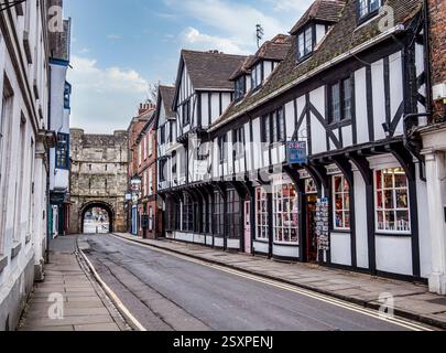 Das Bild zeigt das mittelalterliche York mit seinen Tudor-Gebäuden, an deren Spitze das nordwestliche Stadttor der römischen Festung in North Yorkshire liegt Stockfoto