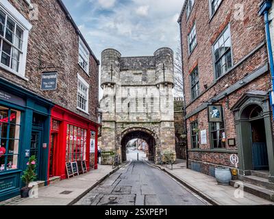 Das Bild zeigt das mittelalterliche York mit seinen Tudor-Gebäuden, an deren Spitze das nordwestliche Stadttor der römischen Festung in North Yorkshire liegt Stockfoto
