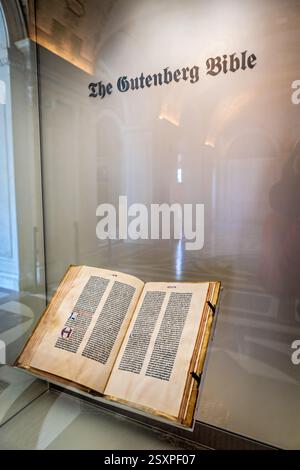 WASHINGTON DC – die Gutenberg-Bibel, die in der Library of Congress ausgestellt wird, stellt eines der ersten großen Bücher dar, die mit beweglichen Metalltypen in der westlichen Welt gedruckt wurden. Die von Johann Gutenberg um 1455 in Mainz gedruckte Kopie ist eine von nur wenigen perfekten Pergamentexemplaren, die es gibt. Diese historische Bibel wurde 1930 nach fast fünf Jahrhunderten in Benediktinerklöstern in Österreich von Dr. Otto Vollbehr durch Kongressakt erworben. Stockfoto
