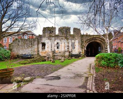 Das Bild zeigt die Ruinen aus dem 12. Jahrhundert und die Überreste des mittelalterlichen Krankenhauses des St Leonard's Hospital in North Yorkshire City of York Stockfoto