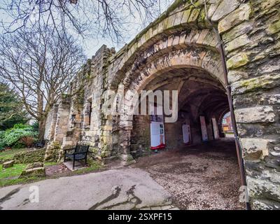 Das Bild zeigt die Ruinen aus dem 12. Jahrhundert und die Überreste des mittelalterlichen Krankenhauses des St Leonard's Hospital in North Yorkshire City of York Stockfoto
