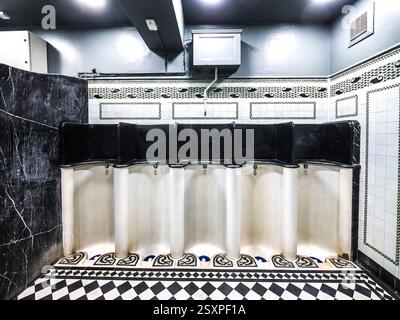 Das Bild ist ein Herrenurinalstand aus viktorianischer Zeit in einem Restaurant, Gentlemen-Toiletten Stockfoto
