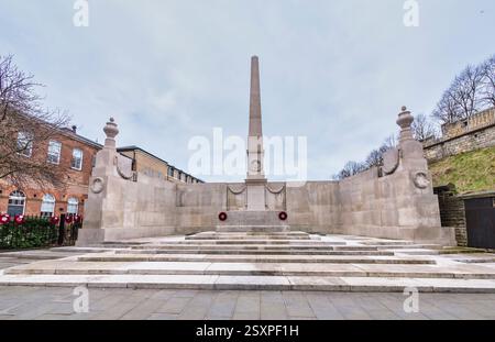 Das Bild ist das Kriegsdenkmal für diejenigen, die während des Ersten und Zweiten Weltkriegs ums Leben kamen, verbunden mit Yorks Eisenbahn Stockfoto
