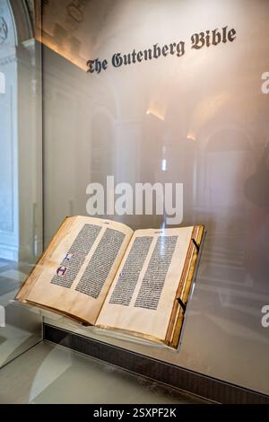 WASHINGTON DC – die Gutenberg-Bibel, die in der Library of Congress ausgestellt wird, stellt eines der ersten großen Bücher dar, die mit beweglichen Metalltypen in der westlichen Welt gedruckt wurden. Die von Johann Gutenberg um 1455 in Mainz gedruckte Kopie ist eine von nur wenigen perfekten Pergamentexemplaren, die es gibt. Diese historische Bibel wurde 1930 nach fast fünf Jahrhunderten in Benediktinerklöstern in Österreich von Dr. Otto Vollbehr durch Kongressakt erworben. Stockfoto