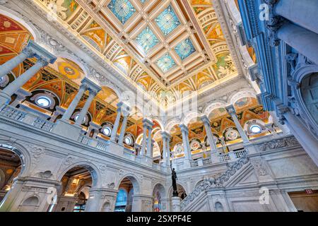 WASHINGTON DC – die große Halle in der Library of Congress Thomas Jefferson Building verfügt über ein kunstvoll verziertes Beaux-Arts-Interieur mit Marmortreppen, dekorativen Putti-Skulpturen und aufwendigen Deckenarbeiten. Das 1897 fertiggestellte Gebäude stellte eine beispiellose nationale Errungenschaft dar und galt damals als die „größte, teuerste und sicherste“ Bibliothek der Welt. Der Saal enthält Werke von fast fünfzig amerikanischen Malern und Bildhauern, darunter Philip Martys Putti-Figuren auf der großen Treppe und Elihu Vedders Mosaik von Minerva. Stockfoto
