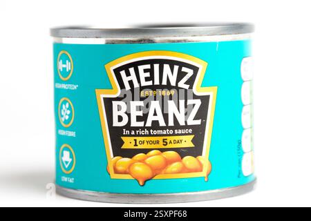 London, Großbritannien 25. Februar 2025 :- Eine kleine Dose Heinz Baked Beans. Studio vor weißem Hintergrund Stockfoto