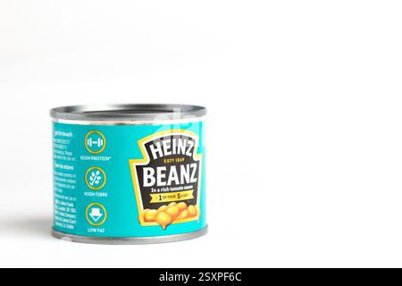 London, Großbritannien 25. Februar 2025 :- Eine kleine Dose Heinz Baked Beans. Studio vor weißem Hintergrund Stockfoto