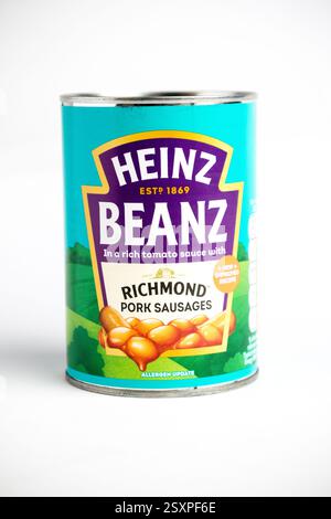 London, Großbritannien 25. Februar 2025 :- Heinz Baked Beans with Richmond Pork Würstchen. Studio vor weißem Hintergrund Stockfoto