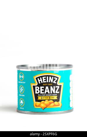 London, Großbritannien 25. Februar 2025 :- Eine kleine Dose Heinz Baked Beans. Studio vor weißem Hintergrund Stockfoto