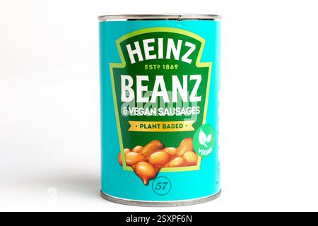 London, Großbritannien 25. Februar 2025 :- Heinz Baked Beans with vegane Würstchen. Studio vor weißem Hintergrund Stockfoto