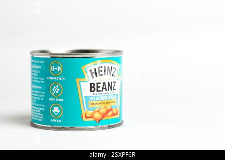 London, Großbritannien 25. Februar 2025 :- Eine kleine Dose Heinz Baked Beans ohne Zuckerzusatz. Studio vor weißem Hintergrund Stockfoto
