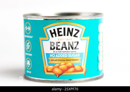 London, Großbritannien 25. Februar 2025 :- Eine kleine Dose Heinz Baked Beans ohne Zuckerzusatz. Studio vor weißem Hintergrund Stockfoto