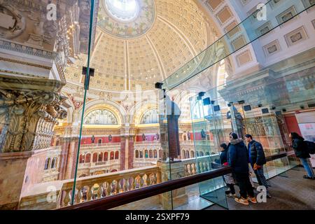 WASHINGTON DC – der Hauptlesungsraum der Library of Congress Thomas Jefferson Building verfügt über eine prächtige Kuppeldecke mit Edwin Blashfields allegorischen Gemälden, die Länder darstellen, die zur westlichen Zivilisation beigetragen haben. Acht riesige Marmorsäulen tragen 10 Fuß hohe Gipsfiguren, die Religion, Handel, Geschichte, Kunst, Philosophie, Poesie, Recht und Wissenschaft. Der zentrale Leseraum darunter enthält in konzentrischen Kreisen angeordnete Forscherpulte unter dem 1897 fertiggestellten architektonischen Meisterwerk. Stockfoto
