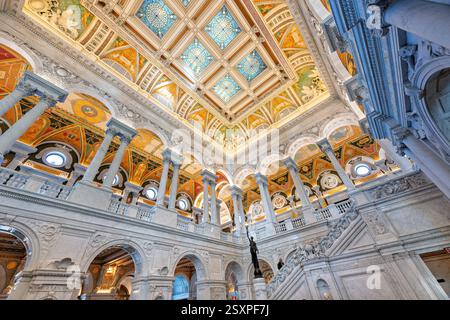 WASHINGTON DC – die große Halle in der Library of Congress Thomas Jefferson Building verfügt über ein kunstvoll verziertes Beaux-Arts-Interieur mit Marmortreppen, dekorativen Putti-Skulpturen und aufwendigen Deckenarbeiten. Das 1897 fertiggestellte Gebäude stellte eine beispiellose nationale Errungenschaft dar und galt damals als die „größte, teuerste und sicherste“ Bibliothek der Welt. Der Saal enthält Werke von fast fünfzig amerikanischen Malern und Bildhauern, darunter Philip Martys Putti-Figuren auf der großen Treppe und Elihu Vedders Mosaik von Minerva. Stockfoto