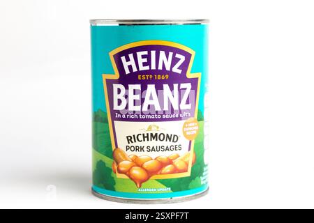 London, Großbritannien 25. Februar 2025 :- Heinz Baked Beans with Richmond Pork Würstchen. Studio vor weißem Hintergrund Stockfoto