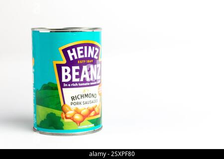 London, Großbritannien 25. Februar 2025 :- Heinz Baked Beans with Richmond Pork Würstchen. Studio vor weißem Hintergrund Stockfoto