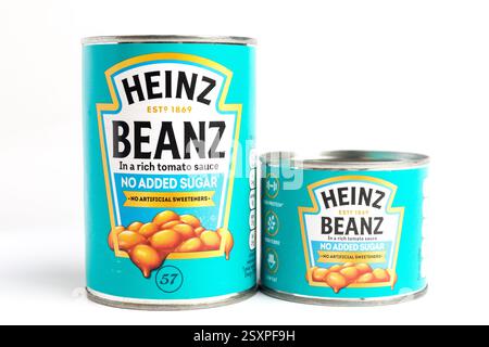 London, Vereinigtes Königreich 25. Februar 2025 :- große und kleine Dosen von Heinz Baked Beans ohne Zuckerzusatz. Studio vor weißem Hintergrund Stockfoto
