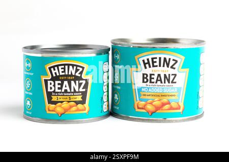 London, Vereinigtes Königreich 25. Februar 2025 :- kleine Dosen von Heinz Baked Beans and No Added Sugar Beans. Studio vor weißem Hintergrund Stockfoto