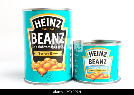 London, Großbritannien 25. Februar 2025 :- Eine große Dose Heinz Baked Beans und eine kleine Dose ohne Zuckerbohnen. Studio hat gegen Einen White Back geschossen Stockfoto