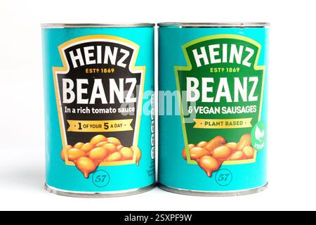 London, Vereinigtes Königreich 25. Februar 2025 :- Dosen von Heinz Baked Beans und veganen Würstchen Beans. Studio vor weißem Hintergrund Stockfoto