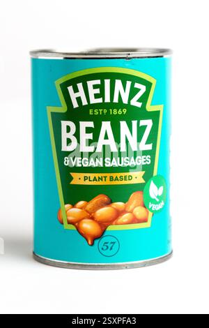 London, Großbritannien 25. Februar 2025 :- Heinz Baked Beans with vegane Würstchen. Studio vor weißem Hintergrund Stockfoto