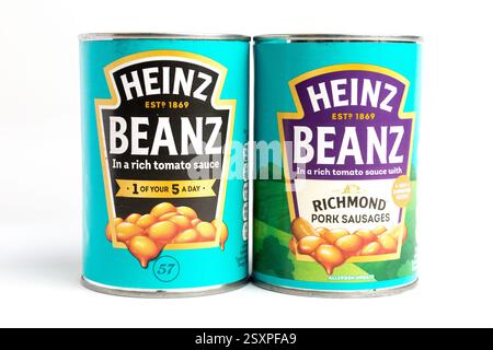 London, Vereinigtes Königreich 25. Februar 2025 :- Dosen von Heinz Baked Beans and Pork Würstchen Beans. Studio vor weißem Hintergrund Stockfoto