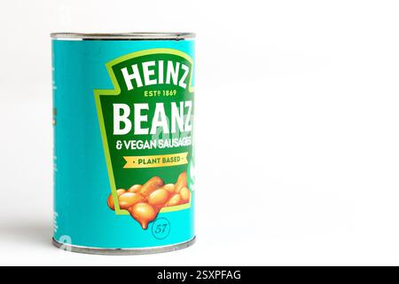London, Großbritannien 25. Februar 2025 :- Heinz Baked Beans with vegane Würstchen. Studio vor weißem Hintergrund Stockfoto