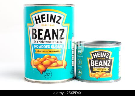 London, Großbritannien 25. Februar 2025 :- Eine große Dose ohne Zusatz von Zucker Heinz Baked Beans und kleine Dose Original Beans. Studio hat gegen Ein W geschossen Stockfoto