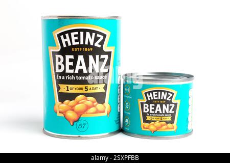 London, Großbritannien 25. Februar 2025 :- große und kleine Dosen von Heinz Baked Beans. Studio vor weißem Hintergrund Stockfoto