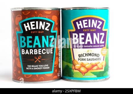 London, Vereinigtes Königreich 25. Februar 2025 :- Dosen von Heinz Baked Beans mit Barbecue und Schweinefleisch Würstchen. Studio vor weißem Hintergrund Stockfoto