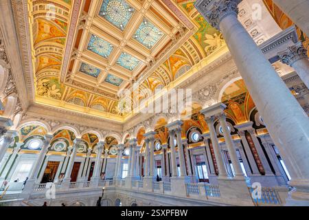 WASHINGTON DC – die große Halle in der Library of Congress Thomas Jefferson Building verfügt über ein kunstvoll verziertes Beaux-Arts-Interieur mit Marmortreppen, dekorativen Putti-Skulpturen und aufwendigen Deckenarbeiten. Das 1897 fertiggestellte Gebäude stellte eine beispiellose nationale Errungenschaft dar und galt damals als die „größte, teuerste und sicherste“ Bibliothek der Welt. Der Saal enthält Werke von fast fünfzig amerikanischen Malern und Bildhauern, darunter Philip Martys Putti-Figuren auf der großen Treppe und Elihu Vedders Mosaik von Minerva. Stockfoto