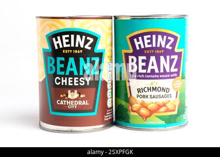 London, Vereinigtes Königreich 25. Februar 2025 :- Dosen von Heinz Baked Beans and Schweinefleisch Würstchen with Cheesy. Studio vor weißem Hintergrund Stockfoto