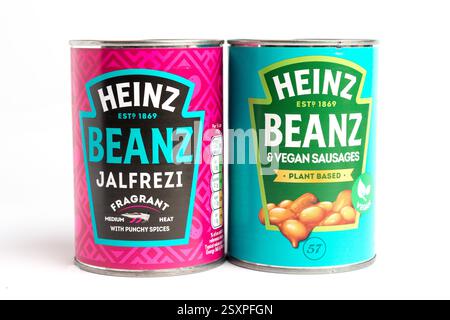 London, Großbritannien 25. Februar 2025 :- Dosen von Heinz Baked Beans mit veganen Würstchen und Jalfrezi. Studio vor weißem Hintergrund Stockfoto
