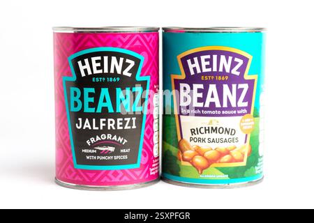 London, Vereinigtes Königreich 25. Februar 2025 :- Dosen von Heinz Baked Beans and Pork Würstchen with Jalfrezi. Studio vor weißem Hintergrund Stockfoto