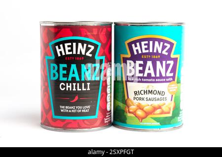 London, Vereinigtes Königreich 25. Februar 2025 :- Dosen von Heinz Baked Beans and Pork Würstchen with Chilli. Studio vor weißem Hintergrund Stockfoto