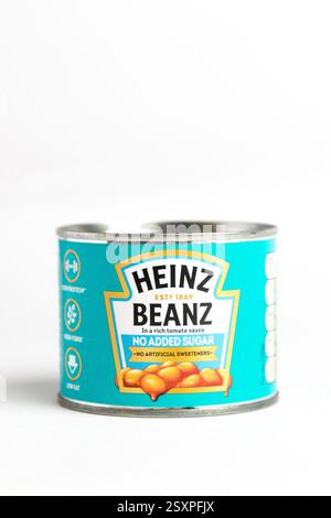 London, Großbritannien 25. Februar 2025 :- Eine kleine Dose Heinz Baked Beans ohne Zuckerzusatz. Studio vor weißem Hintergrund Stockfoto
