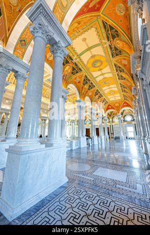 WASHINGTON DC – die Haupthalle (auch bekannt als die große Halle) des Thomas Jefferson Building der Library of Congress verfügt über ein kunstvoll verziertes Beaux-Arts-Interieur mit großen Marmortreppen, aufwändigen Deckenarbeiten und dekorativen Skulpturen. Die 1897 fertiggestellte Haupthalle dient als Haupteingang zur Bibliothek und zeigt Werke von fast fünfzig amerikanischen Malern und Bildhauern. Der Boden der Halle enthält Messingeinlagen, die die in italienischen Marmor eingebetteten Tierkreiszeichen darstellen, während die Decke, die bei Renovierungsarbeiten der 1980er Jahre entdeckt wurde, mit Aluminiumblättern statt mit Silber bedeckt war, e zeigt Stockfoto
