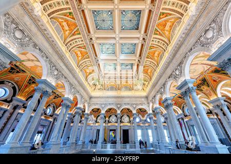 WASHINGTON DC – die große Halle in der Library of Congress Thomas Jefferson Building verfügt über ein kunstvoll verziertes Beaux-Arts-Interieur mit Marmortreppen, dekorativen Putti-Skulpturen und aufwendigen Deckenarbeiten. Das 1897 fertiggestellte Gebäude stellte eine beispiellose nationale Errungenschaft dar und galt damals als die „größte, teuerste und sicherste“ Bibliothek der Welt. Der Saal enthält Werke von fast fünfzig amerikanischen Malern und Bildhauern, darunter Philip Martys Putti-Figuren auf der großen Treppe und Elihu Vedders Mosaik von Minerva. Stockfoto