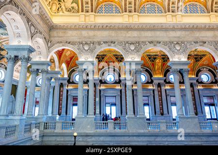 WASHINGTON DC – die Haupthalle (auch bekannt als die große Halle) des Thomas Jefferson Building der Library of Congress verfügt über ein kunstvoll verziertes Beaux-Arts-Interieur mit großen Marmortreppen, aufwändigen Deckenarbeiten und dekorativen Skulpturen. Die 1897 fertiggestellte Haupthalle dient als Haupteingang zur Bibliothek und zeigt Werke von fast fünfzig amerikanischen Malern und Bildhauern. Der Boden der Halle enthält Messingeinlagen, die die in italienischen Marmor eingebetteten Tierkreiszeichen darstellen, während die Decke, die bei Renovierungsarbeiten der 1980er Jahre entdeckt wurde, mit Aluminiumblättern statt mit Silber bedeckt war, e zeigt Stockfoto