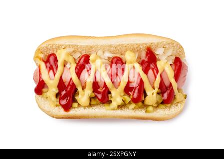 Genießen Sie den klassischen Hot Dog mit Toppings, der für Sie im Gourmet-Stil zubereitet wird Stockfoto