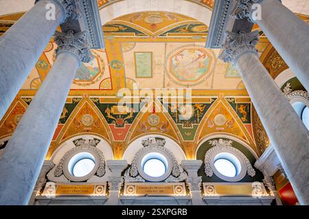 WASHINGTON DC – die Haupthalle (auch bekannt als die große Halle) des Thomas Jefferson Building der Library of Congress verfügt über ein kunstvoll verziertes Beaux-Arts-Interieur mit großen Marmortreppen, aufwändigen Deckenarbeiten und dekorativen Skulpturen. Die 1897 fertiggestellte Haupthalle dient als Haupteingang zur Bibliothek und zeigt Werke von fast fünfzig amerikanischen Malern und Bildhauern. Der Boden der Halle enthält Messingeinlagen, die die in italienischen Marmor eingebetteten Tierkreiszeichen darstellen, während die Decke, die bei Renovierungsarbeiten der 1980er Jahre entdeckt wurde, mit Aluminiumblättern statt mit Silber bedeckt war, e zeigt Stockfoto
