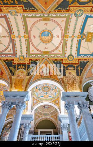 WASHINGTON DC – die Haupthalle (auch bekannt als die große Halle) des Thomas Jefferson Building der Library of Congress verfügt über ein kunstvoll verziertes Beaux-Arts-Interieur mit großen Marmortreppen, aufwändigen Deckenarbeiten und dekorativen Skulpturen. Die 1897 fertiggestellte Haupthalle dient als Haupteingang zur Bibliothek und zeigt Werke von fast fünfzig amerikanischen Malern und Bildhauern. Der Boden der Halle enthält Messingeinlagen, die die in italienischen Marmor eingebetteten Tierkreiszeichen darstellen, während die Decke, die bei Renovierungsarbeiten der 1980er Jahre entdeckt wurde, mit Aluminiumblättern statt mit Silber bedeckt war, e zeigt Stockfoto
