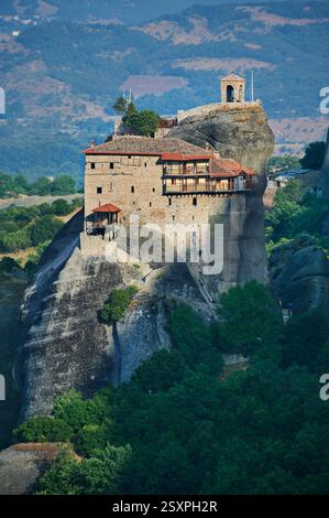 Foto des Felsens meteora Kloster des Klosters St. Nikolaus Anapausas (Agiou Nikolaou Anapausa) Meteora, Griechenland Stockfoto
