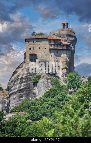 Foto des Felsens meteora Kloster des Klosters St. Nikolaus Anapausas (Agiou Nikolaou Anapausa) Meteora, Griechenland Stockfoto